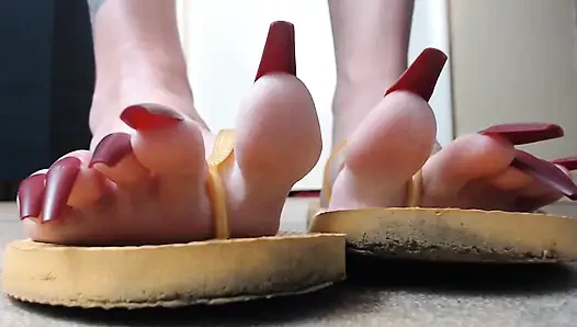 Toenails sarı parmak arası terliklerini sallıyor