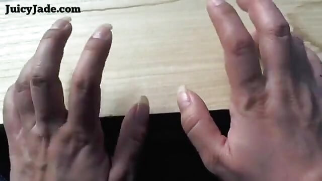 Хлепание голого ногтя