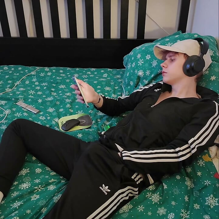 Young twingo jerking off and playing his ass