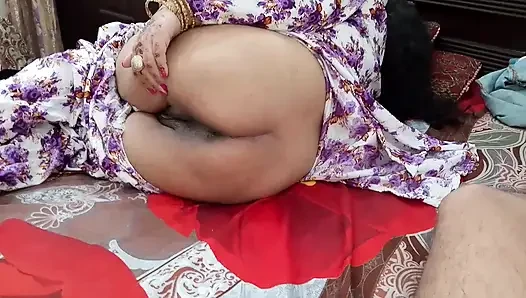 Ateşli evli kadın aniden ona bir sürpriz yaparken Hintli koca mutlu oluyor