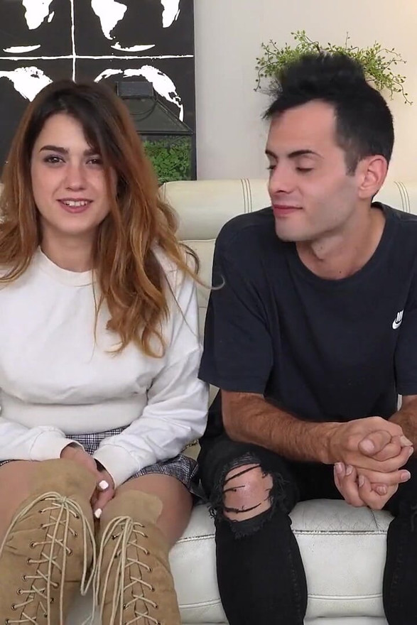 ברונטית תמימה נדפקת על ידי שחקן פורנו בזמן שהחבר הקוקולד שלה צופה