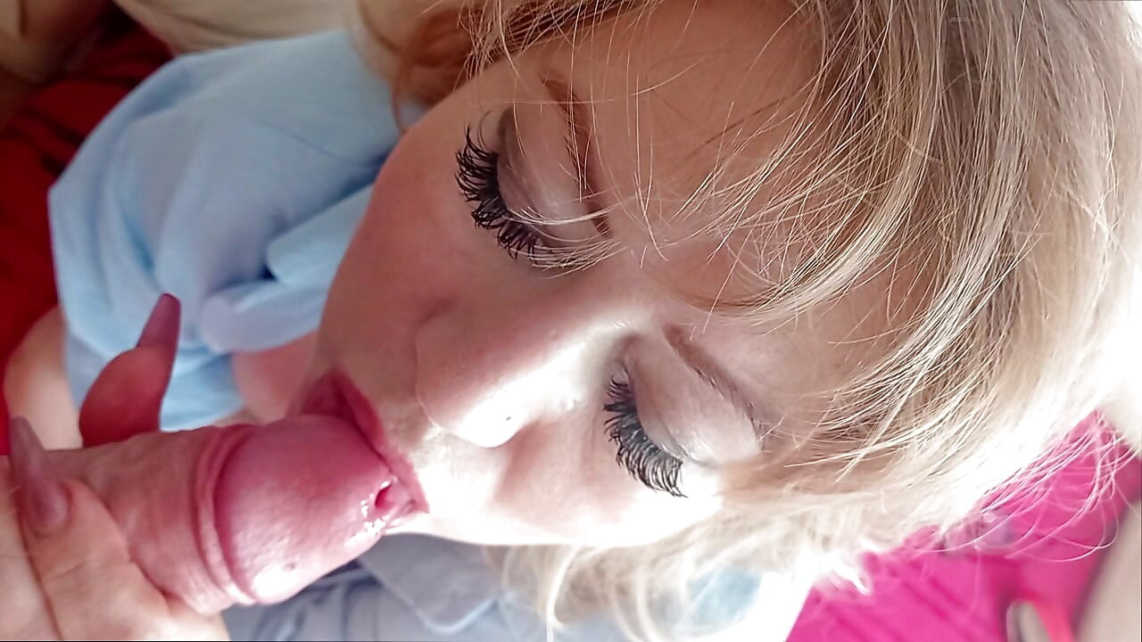 Powrót fajnej dziwki Aimee! Kutas w ustach, dildo w jej cipce i inne żarty zdeprawowanych dojrzałych mamuśek ...))