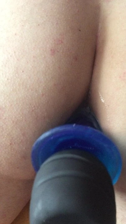 Mit Dildo und Massagestab von Herrin bestraft