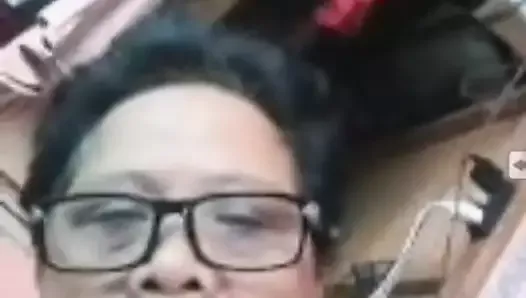 Mi novia abuela filipina de 62 años muestra su coño - pt 1