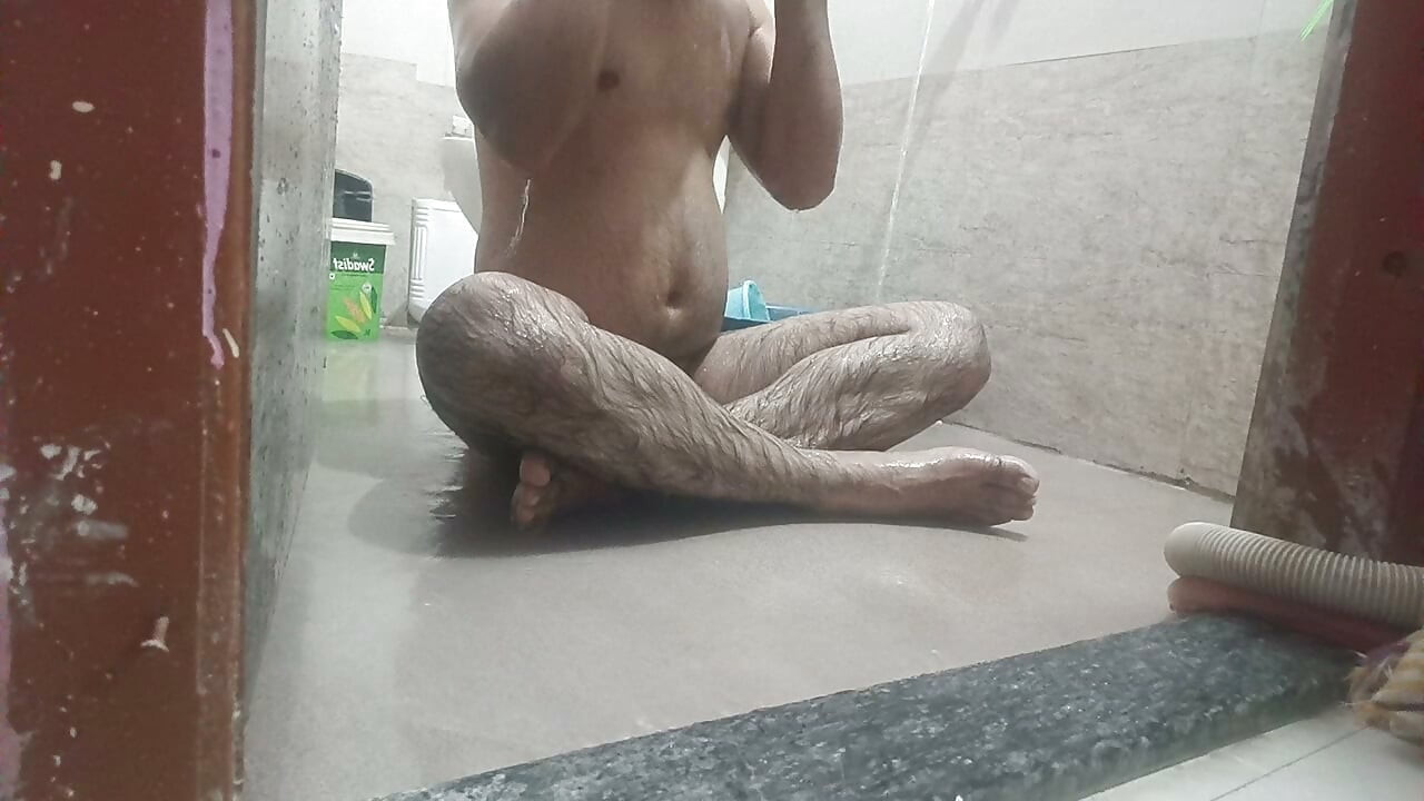 나는 항상 알몸으로 샤워해