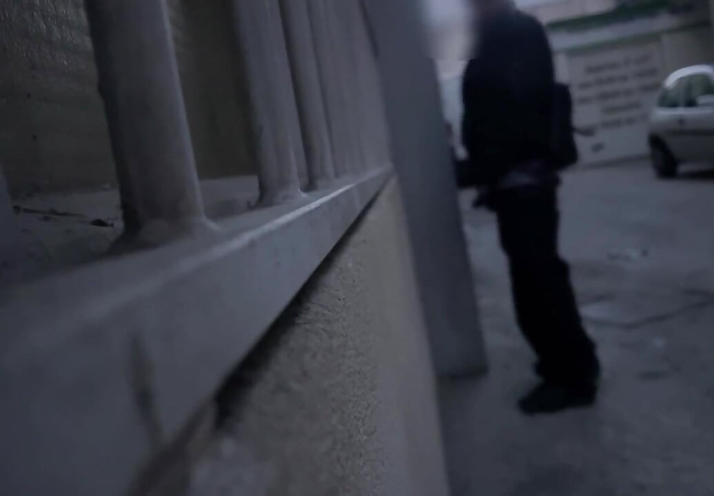 Amatérští chlapci chčijí na ulici, jeden zkouší rychlé kouření