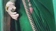 Gaurisissy, travesti indienne gay en sari vert, presse ses gros seins et se doigte le cul