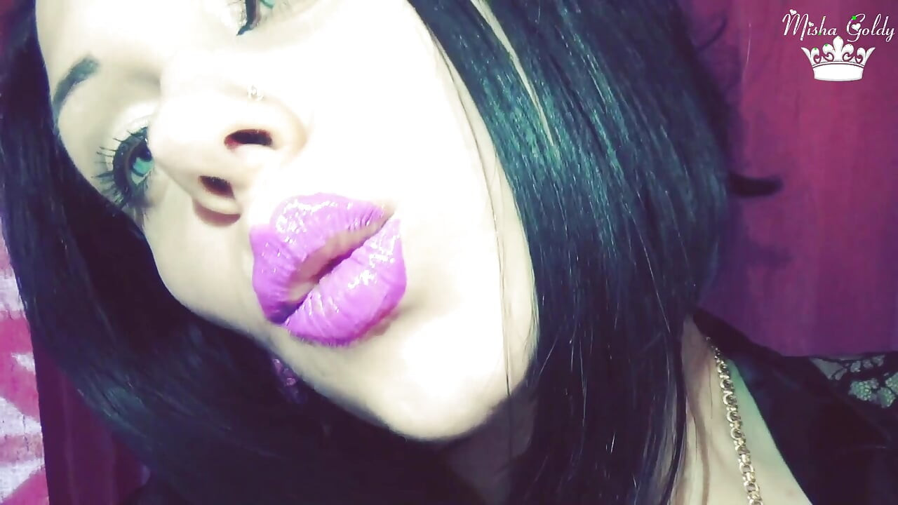Lila glänzende lippen