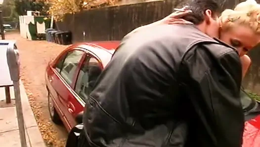 Блондинка-шлюшка на капоте машины жестко кончает