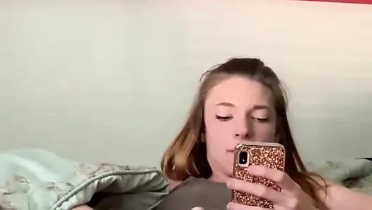 İyi bir kız gibi boşalıyor