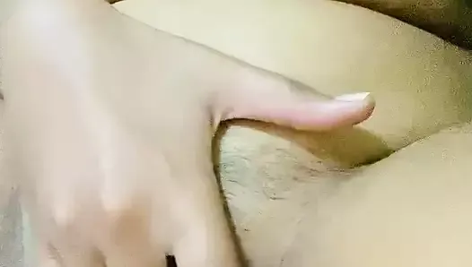 Une étudiante indienne sexy se doigte la chatte