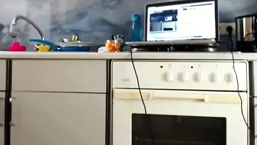 Baharatlı kırmızı iç çamaşırı twerk seansı | Sexydea ile geceni ısıt!
