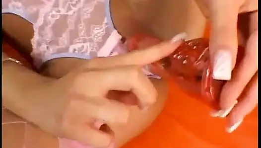 Dua kontol besar mengisi semua lubang pelacur anal pirang muda yang sempurna ini