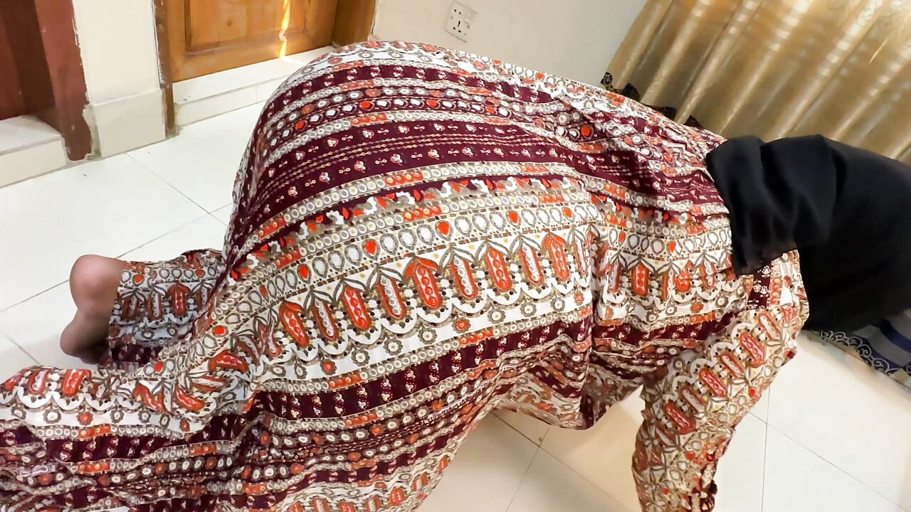 Egyptská krásná velká prdel & těsná kundička sexy macecha uvízla pod postelí pak ode mě chce drsný anál