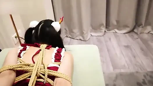 Jw1-ein mädchen mit weißen strümpfen wurde als hogtie-bondage gefesselt