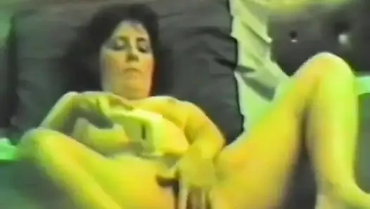 Azgın bir esmer iki dildoyla mastürbasyon yapıyor