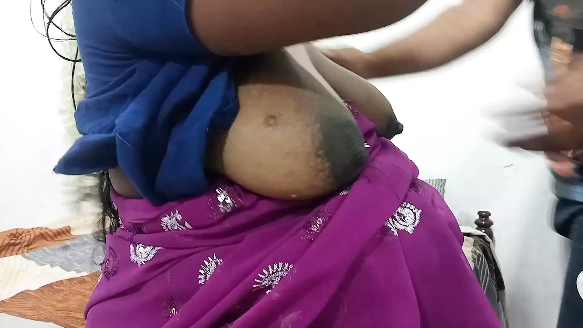 Tamil ama de casa tía seduciendo al amigo de su hijo - chupando caliente, lamiendo coño y follando duro