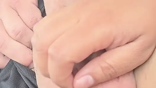 O araba sürerken yarağımla oynuyorum