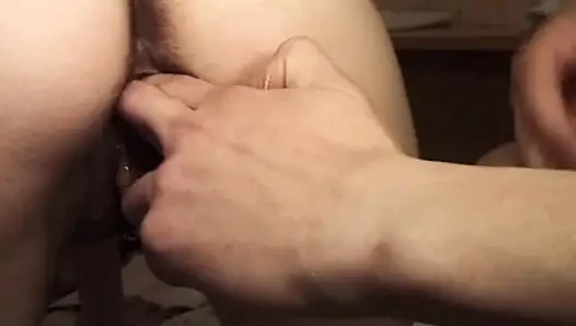 Dampfende sauna-MILF wird weit gedehnt und tropft nass
