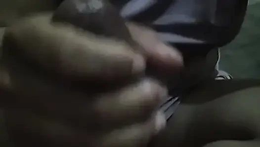 Angel aldatmak için komşularını baştan çıkarmaya çalışıyor