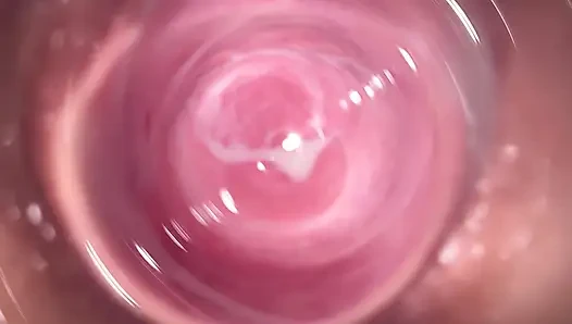 Kamera tief in Mias kleiner, sahniger vagina