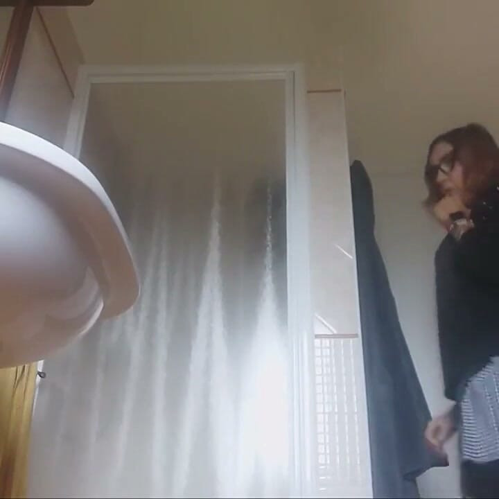 Realmente necesito tener una ducha agradable, pero primero tengo que masajear mis grandes tetas por mucho tiempo y desnudarme todo