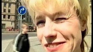 Blondynka z ulicy pokazuje swoje ciało
