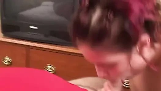 Tätowierte rothaarige lutscht schwanz und nimmt es dann doggystyle