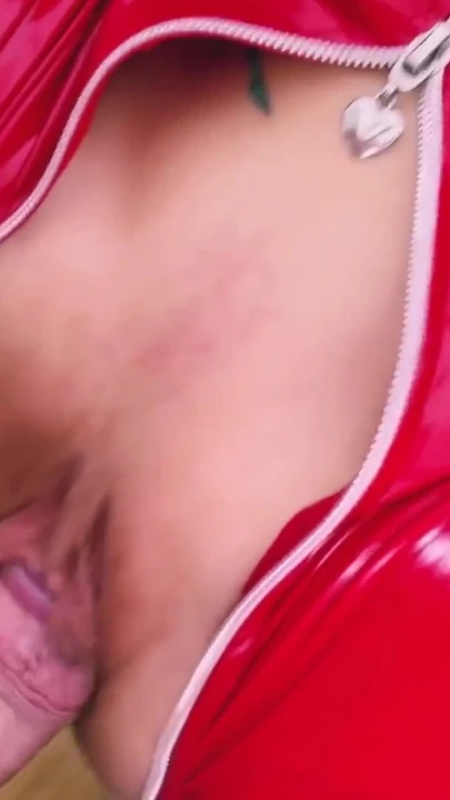 Moment emblématique de « Habillée en latex, Schnuggie91 amateur allemande se fait remplir la chatte de bite - MydirtyHobby »