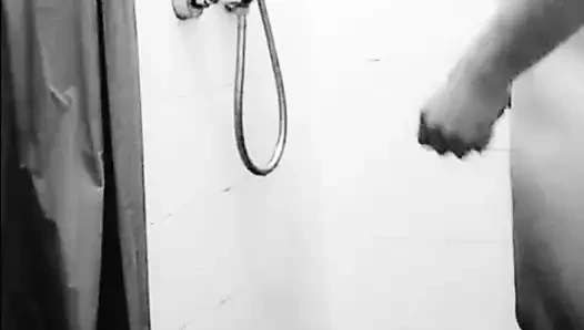 Güzel genç kız duş alıyor