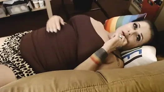 Tante seksi dengan memek tembus pandang di sofa