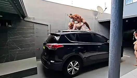 ICH HABE MEINE FREUNDIN GEFILMT, WIE SIE MEINEN MANN AUF UNSEREM AUTO FICKTE UND ER MOCHTE ES IN IHR