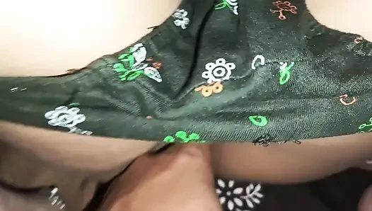 Suamiku meluncurkan rokku denganku dan menyetubuhi memek panasku dengan gaya doggy.