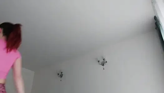 Kıllı bir yakın planda tamponla oynamak