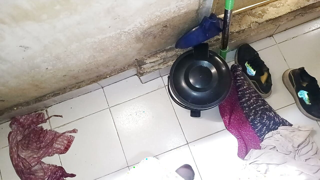 작은 자지로 사정할 때까지