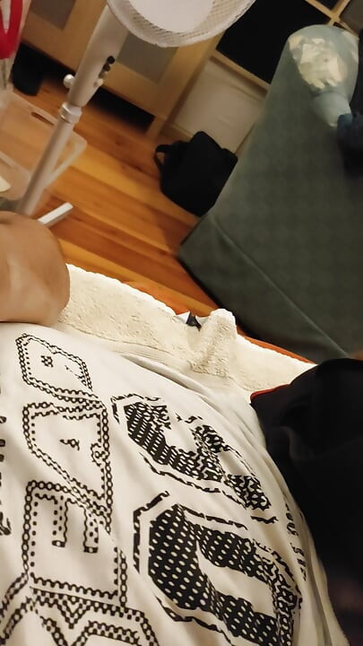 Raspoloženje u krevetu, prljavi brat gleda porniće