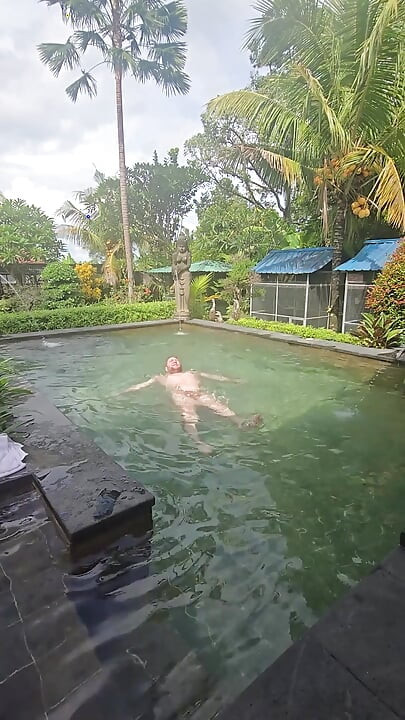 Jimbob Wanking in Pool