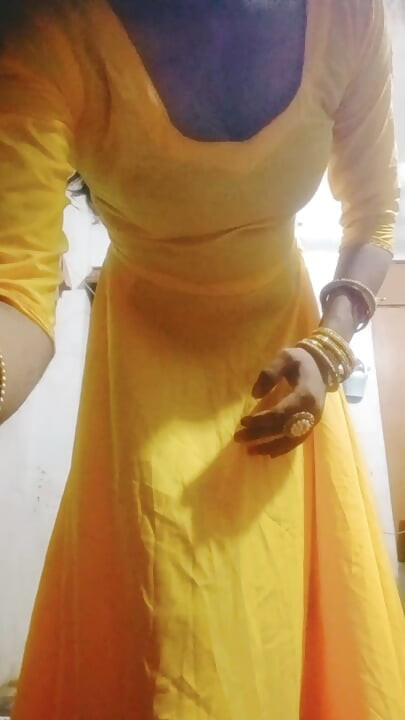 Urvashi Rani silk salwar phenke ghar ke andar ghapaghap krrhi thi