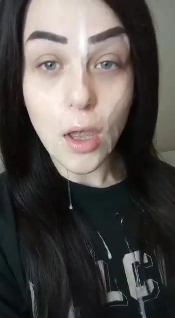 Devojka daje vrelo pušenje kurca