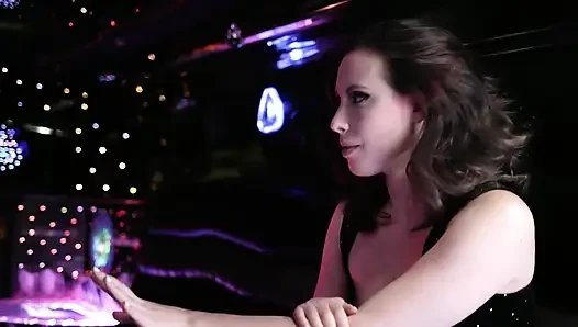 Geiles Schätzchen Wird Von Zwei Typen Auf Der Ledercouch Hart Gefickt