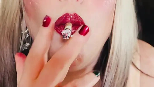 Sarışın bomba Tina Snua yakın çekimde senin için sigara içiyor - sürüklenen omi ome snap inhales