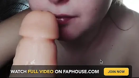 Cewek sange ini lagi asik muasin memeknya pakai dildo sampai ludah banyak banget!