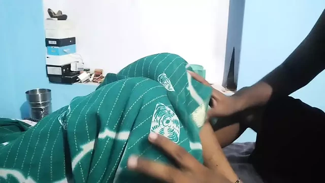 Bur k baal saaf karvati bhabhi