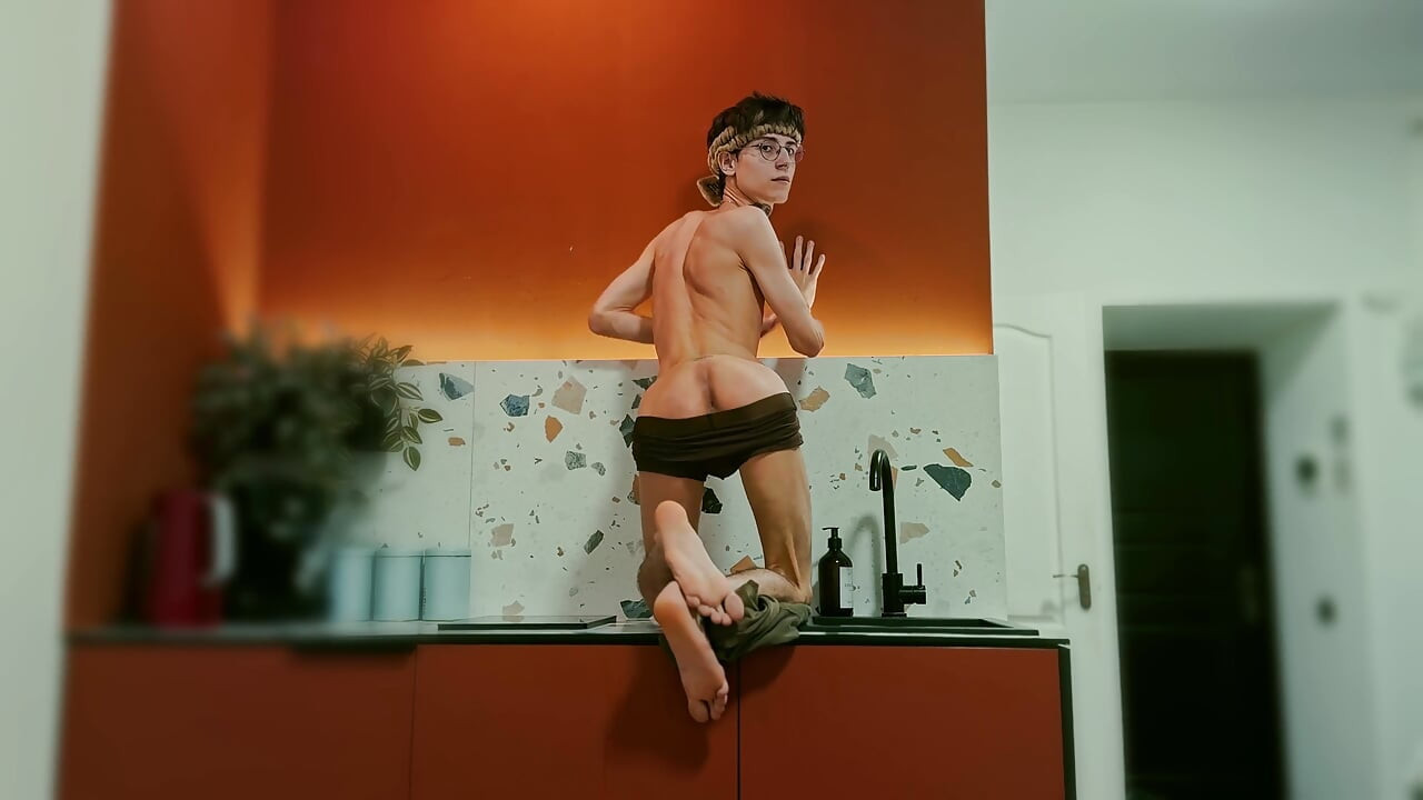 Twink jól szórakozik a stúdió konyhájában