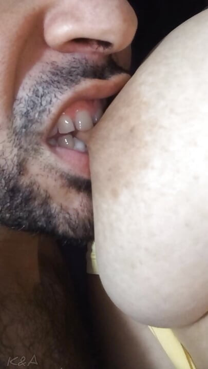 Chico árabe chupa y muerde suavemente mis grandes tetas caídas hasta dejar mis pezones hinchados