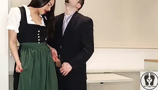 Geleneksel Avusturyalı dirndl giyiyor ve onu sıvazladı