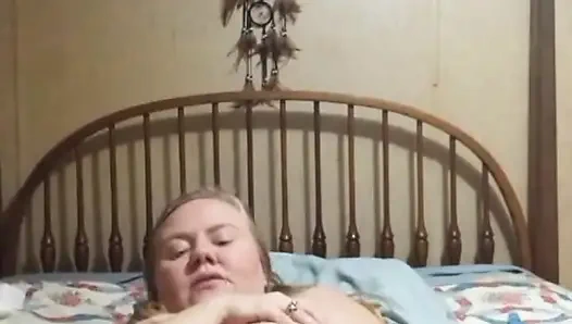 Cewek aduhai ini lagi asik masturbasi memeknya sampai muncrat