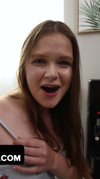 Dad Crush - fiica vitregă rusoaică Ava Marina înghite încărcătura tatălui vitreg și este futută ca o curvă | Clip 3