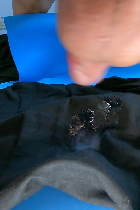 Dans Twerk în patul meu am venit frecându-mă cu cearșafurile