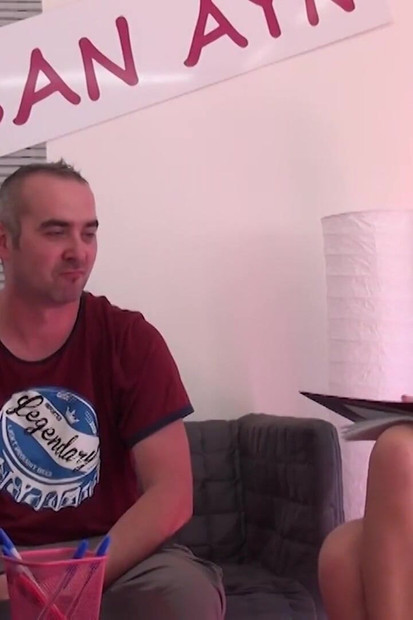 Lelaki panas menikmati zakar besar berkongkek mendalam selepas tersedak padanya